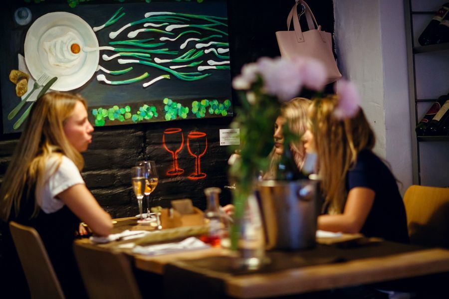 Das Vinostudia Zimmer mit den Werken