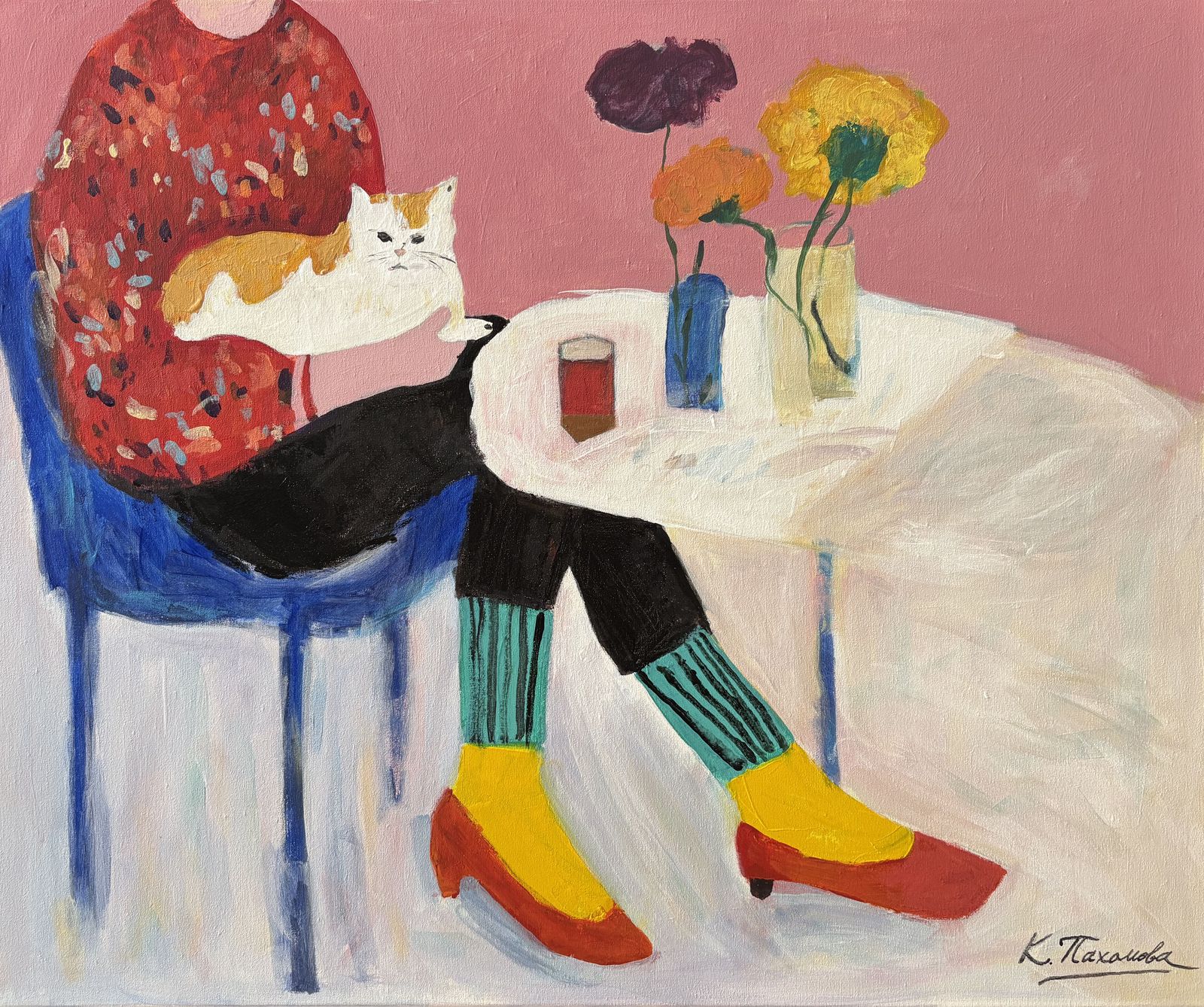 Junge Frau mit Katze und Blumen